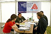 Rychlá porada organizátorů, Den s handicapem, Český Krumlov 11. září 2004, foto: Lubor Mrázek 