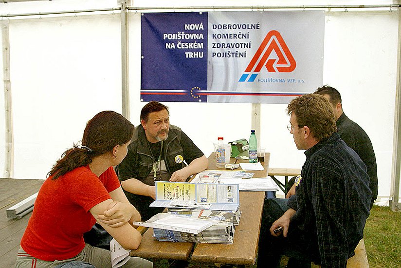 Rychlá porada organizátorů, Den s handicapem, Český Krumlov 11. září 2004, foto: Lubor Mrázek