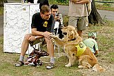 Vorführung der Arbeit der Assistenzhunde 'Pomocné tlapky' - Helfende Pfoten - Canistherapie, Fotogalerie des Tages mit Handicap - Tages ohne Barrieren, Český Krumlov, 11. 9. 2004, Foto: Lubor Mrázek 