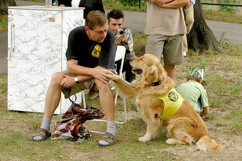 Vorführung der Arbeit der Assistenzhunde 'Pomocné tlapky' - Helfende Pfoten - Canistherapie, Fotogalerie des Tages mit Handicap - Tages ohne Barrieren, Český Krumlov, 11. 9. 2004, Foto: Lubor Mrázek