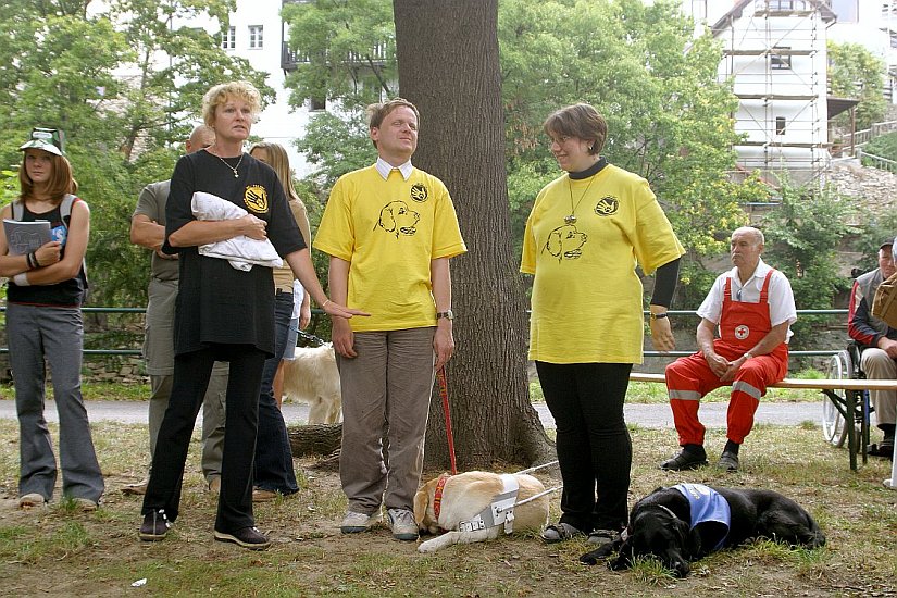 Ukázky práce asistenčních psů 'Pomocné tlapky' - Canisterapie, Den s handicapem, Český Krumlov 11. září 2004, foto: Lubor Mrázek