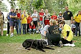Ukázky práce asistenčních psů 'Pomocné tlapky' - Canisterapie, Den s handicapem, Český Krumlov 11. září 2004, foto: Lubor Mrázek 