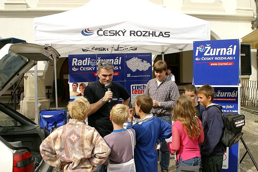 Český rozhlas 1 Radiožurnál připravil mj. soutěže pro děti, Den s handicapem, Český Krumlov 11. září 2004, foto: Lubor Mrázek