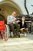Zkuste si to na chvíli - Bára Štěpánová a Radek Přibyl, Den s handicapem, Český Krumlov 11. září 2004, foto: Lubor Mrázek 