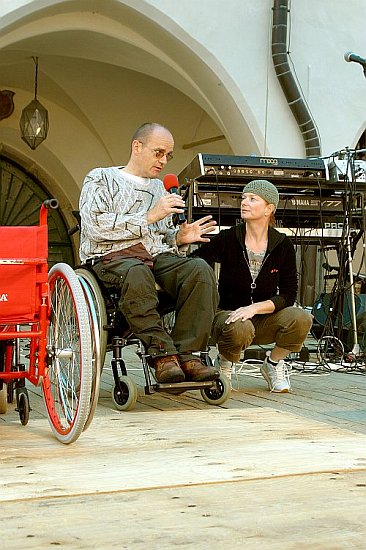 Probieren Sie es für eine Weile, Fotogalerie des Tages mit Handicap - Tages ohne Barrieren, Český Krumlov, 11. 9. 2004, Foto: Lubor Mrázek