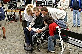 Probieren Sie es für eine Weile, Fotogalerie des Tages mit Handicap - Tages ohne Barrieren, Český Krumlov, 11. 9. 2004, Foto: Lubor Mrázek 