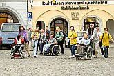 Příjezd návštěvníků na českokrumlovské náměstí, Den s handicapem, Český Krumlov 11. září 2004, foto: Lubor Mrázek 
