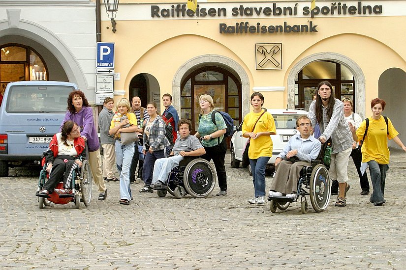 Probieren Sie es für eine Weile, Fotogalerie des Tages mit Handicap - Tages ohne Barrieren, Český Krumlov, 11. 9. 2004, Foto: Lubor Mrázek