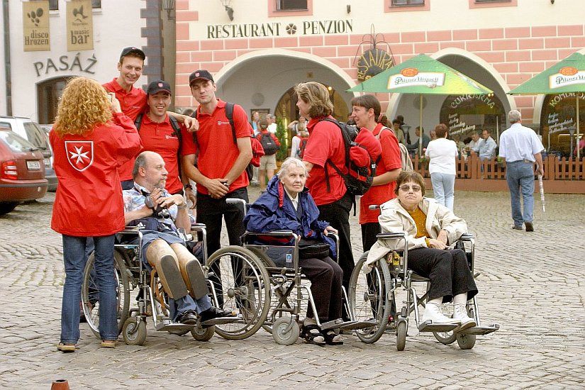 Návštěvníci akce na českokrumlovském náměstí, Den s handicapem, Český Krumlov 11. září 2004, foto: Lubor Mrázek