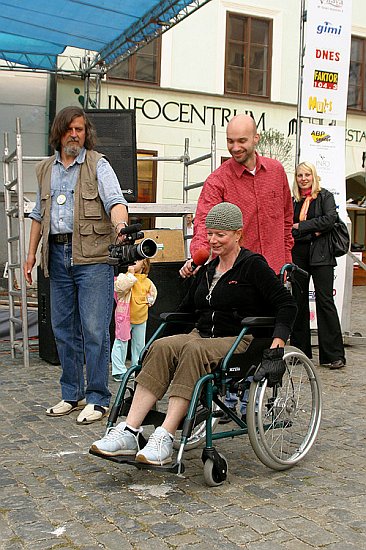 Probieren Sie es für eine Weile, Fotogalerie des Tages mit Handicap - Tages ohne Barrieren, Český Krumlov, 11. 9. 2004, Foto: Lubor Mrázek