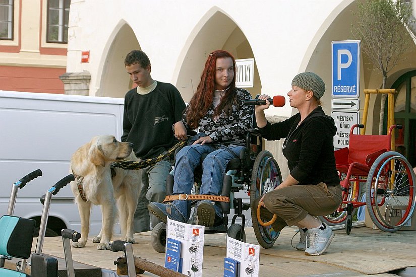 Program na náměstí Svornosti - Bára Štěpánová a Maruška z Harrachova, Den s handicapem, Český Krumlov 11. září 2004, foto: Lubor Mrázek