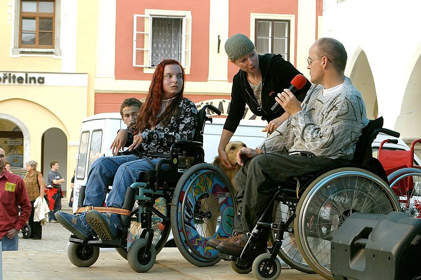 Program na náměstí Svornosti - Maruška z Harrachova, Bára Štěpánová a Radek Přibyl, Den s handicapem, Český Krumlov 11. září 2004, foto: Lubor Mrázek