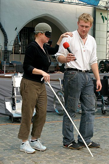 Probieren Sie es für eine Weile, Fotogalerie des Tages mit Handicap - Tages ohne Barrieren, Český Krumlov, 11. 9. 2004, Foto: Lubor Mrázek