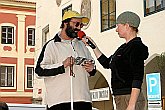 Program na náměstí Svornosti - Bára Štěpánová a zástupce nevidomých návštěvníků, Den s handicapem, Český Krumlov 11. září 2004, foto: Lubor Mrázek 