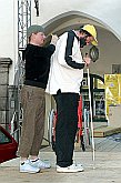 Program na náměstí Svornosti - Bára Štěpánová a zástupce nevidomých návštěvníků - podpis na památku, Den s handicapem, Český Krumlov 11. září 2004, foto: Lubor Mrázek 
