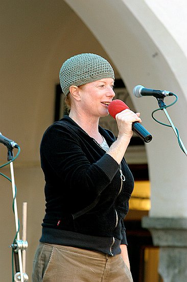 Kulturprogramm am Stadtplatz Náměstí Svornosti, Fotogalerie des Tages mit Handicap - Tages ohne Barrieren, Český Krumlov, 11. 9. 2004, Foto: Lubor Mrázek