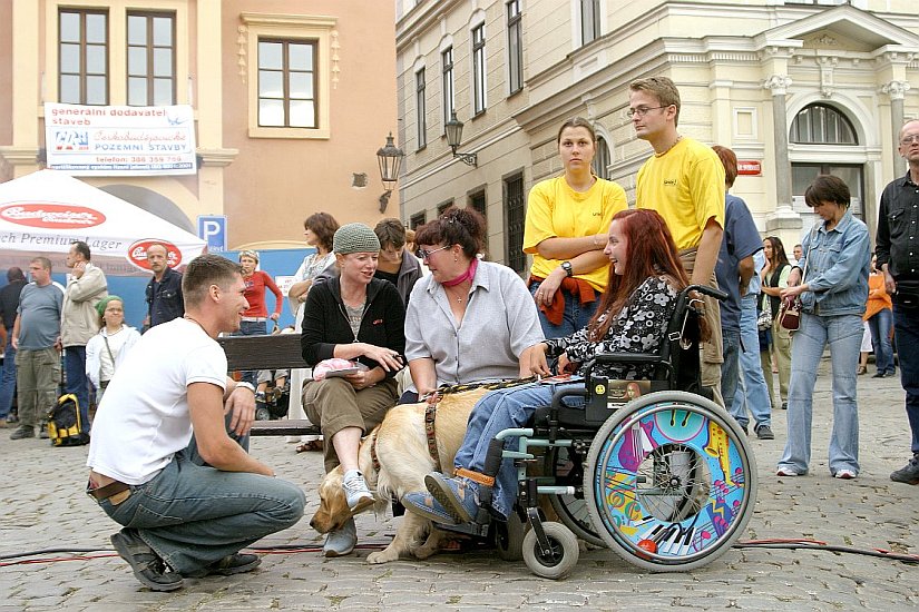 Kulturprogramm am Stadtplatz Náměstí Svornosti, Fotogalerie des Tages mit Handicap - Tages ohne Barrieren, Český Krumlov, 11. 9. 2004, Foto: Lubor Mrázek