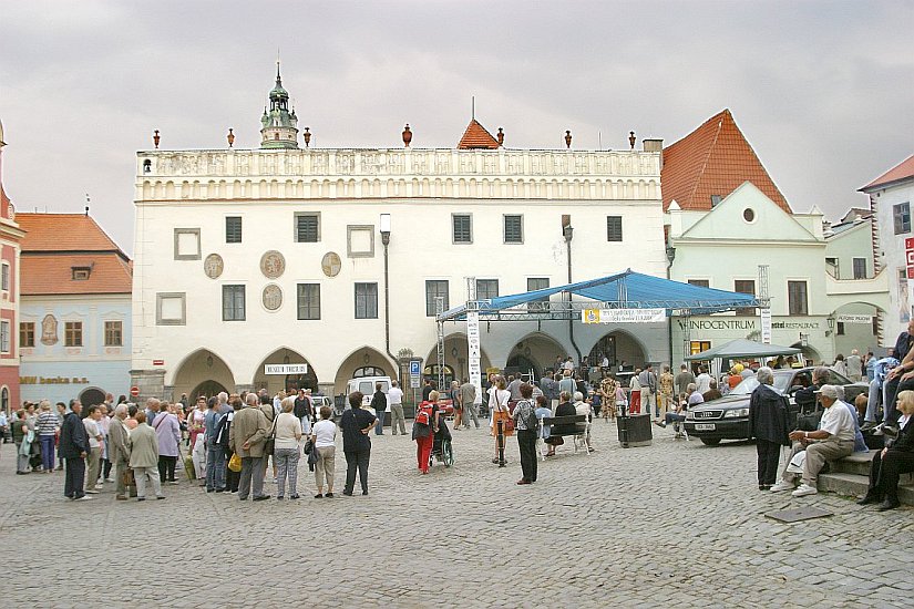 Kulturprogramm am Stadtplatz Náměstí Svornosti, Fotogalerie des Tages mit Handicap - Tages ohne Barrieren, Český Krumlov, 11. 9. 2004, Foto: Lubor Mrázek