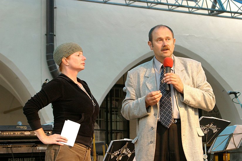 Kulturprogramm am Stadtplatz Náměstí Svornosti, Fotogalerie des Tages mit Handicap - Tages ohne Barrieren, Český Krumlov, 11. 9. 2004, Foto: Lubor Mrázek