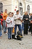 Kulturprogramm am Stadtplatz Náměstí Svornosti, Fotogalerie des Tages mit Handicap - Tages ohne Barrieren, Český Krumlov, 11. 9. 2004, Foto: Lubor Mrázek 