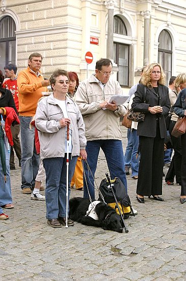 Kulturprogramm am Stadtplatz Náměstí Svornosti, Fotogalerie des Tages mit Handicap - Tages ohne Barrieren, Český Krumlov, 11. 9. 2004, Foto: Lubor Mrázek