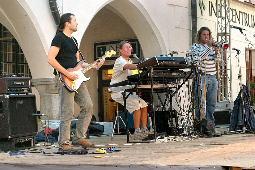 Kulturprogramm am Stadtplatz Náměstí Svornosti, Fotogalerie des Tages mit Handicap - Tages ohne Barrieren, Český Krumlov, 11. 9. 2004, Foto: Lubor Mrázek