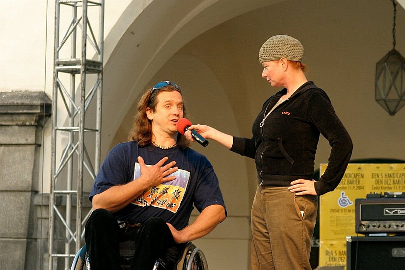 Kulturprogramm am Stadtplatz Náměstí Svornosti, Fotogalerie des Tages mit Handicap - Tages ohne Barrieren, Český Krumlov, 11. 9. 2004, Foto: Lubor Mrázek