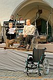 Invalidní vozík darovaný společností Meyra ČR s.r.o. předává Bára Štěpánová a Radek Přibyl - program na náměstí Svornosti, Český Krumlov 11. září 2004, foto: Lubor Mrázek 