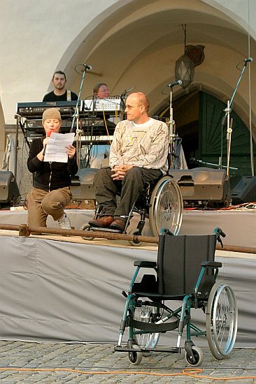 Kulturprogramm am Stadtplatz Náměstí Svornosti, Fotogalerie des Tages mit Handicap - Tages ohne Barrieren, Český Krumlov, 11. 9. 2004, Foto: Lubor Mrázek