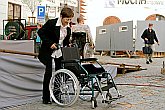 Kulturprogramm am Stadtplatz Náměstí Svornosti, Fotogalerie des Tages mit Handicap - Tages ohne Barrieren, Český Krumlov, 11. 9. 2004, Foto: Lubor Mrázek 