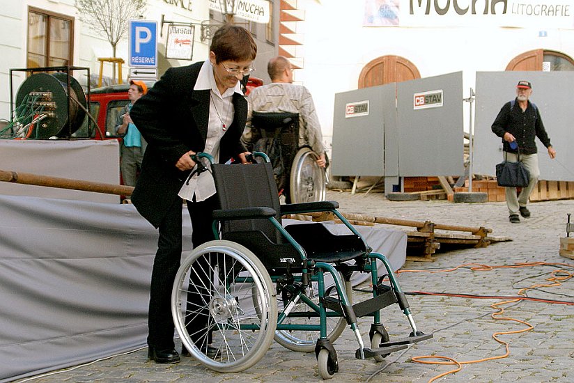 Invalidní vozík darovaný společností Meyra ČR s.r.o. přebírá Mgr. Růžena Marhounová z Centra pro zdravotně postižené Jihočeského kraje, pracoviště Český Krumlov - program na náměstí Svornosti, Český Krumlov 11. září 2004, foto: Lubor Mrázek