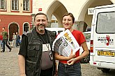 Tibor Horváth a Libuška Smolíková, Den s handicapem - lidé 'za scénou', Český Krumlov 11. září 2004, foto: Lubor Mrázek 