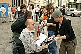 Radek Přibyl und Bára Štěpánová, Leute 'hinter den Kulissen', Fotogalerie des Tages mit Handicap - Tages ohne Barrieren, Český Krumlov, 11. 9. 2004, Foto: Lubor Mrázek 