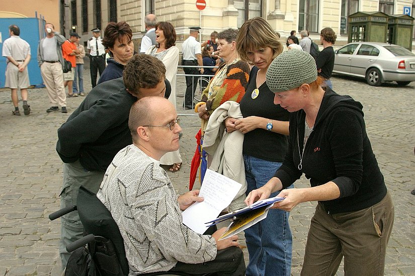 Radek Přibyl und Bára Štěpánová, Leute 'hinter den Kulissen', Fotogalerie des Tages mit Handicap - Tages ohne Barrieren, Český Krumlov, 11. 9. 2004, Foto: Lubor Mrázek