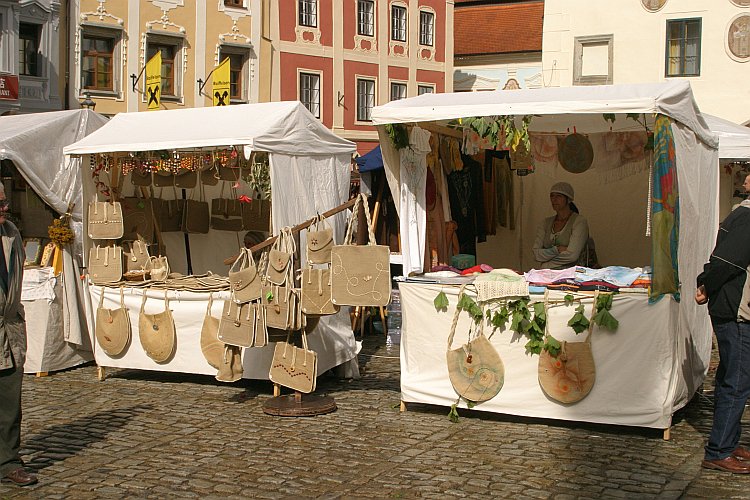 St.-Wenzels-Fest 2004 - St.-Wenzels-Markt am Stadtplatz Náměstí Svornosti, Foto: © Lubor Mrázek