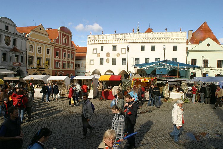 St.-Wenzels-Fest 2004 - St.-Wenzels-Markt am Stadtplatz Náměstí Svornosti, Foto: © Lubor Mrázek