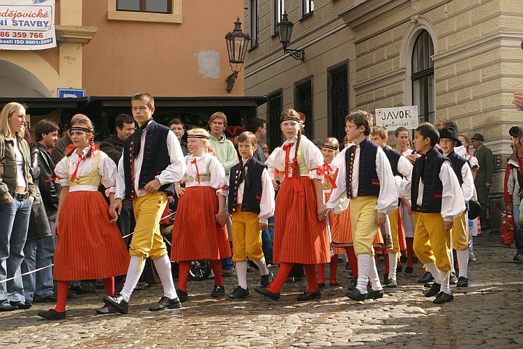 St.-Wenzels-Fest 2004 - Winzer- und Bierbrauerzug durch die Stadt, Foto: © Lubor Mrázek