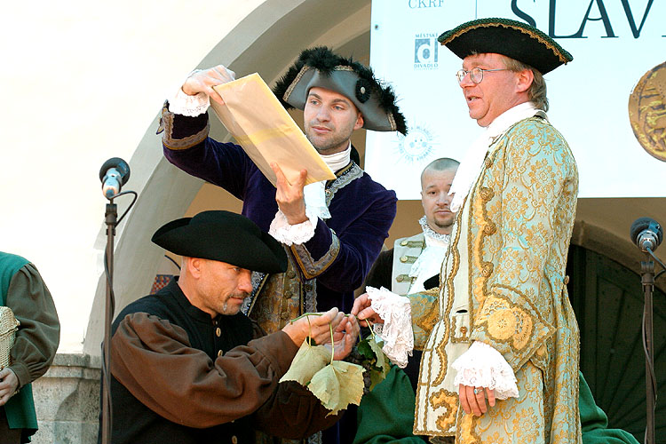 St.-Wenzels-Fest 2004 - Winzer- und Bierbrauerzug durch die Stadt, Foto: © Lubor Mrázek