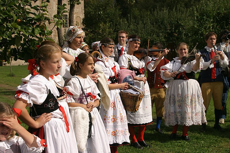 St.-Wenzels-Fest 2004 - Winzer- und Bierbrauerzug durch die Stadt, Foto: © Lubor Mrázek