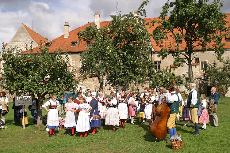 St.-Wenzels-Fest 2004 - Winzer- und Bierbrauerzug durch die Stadt, Foto: © Lubor Mrázek