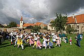 St.-Wenzels-Fest 2004 - Winzer- und Bierbrauerzug durch die Stadt, Foto: © Lubor Mrázek 