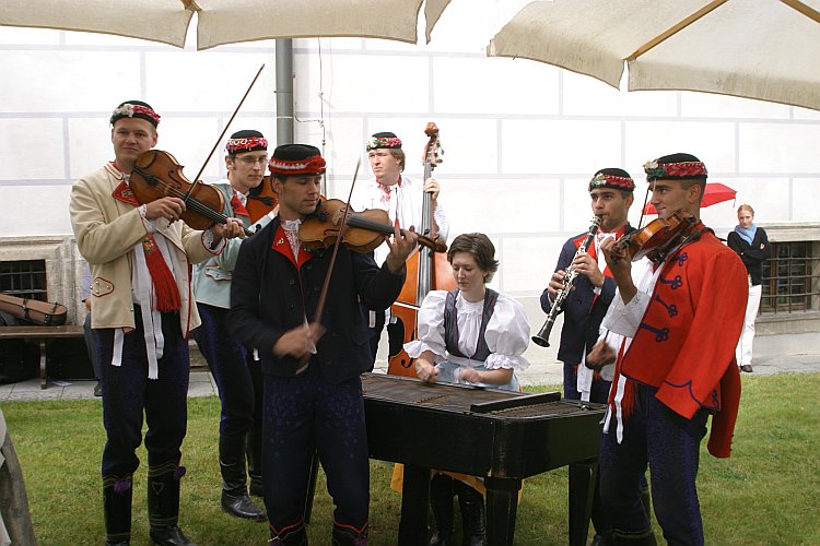 St.-Wenzels-Fest 2004 - Winzer- und Bierbrauerzug durch die Stadt, Foto: © Lubor Mrázek