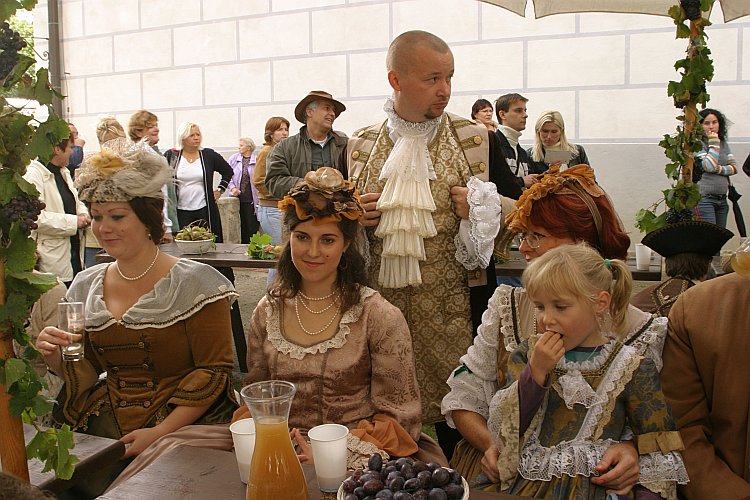 Otevření vinných sklepů na V. nádvoří zámku, Svatováclavské slavnosti 2004, foto: © Lubor Mrázek