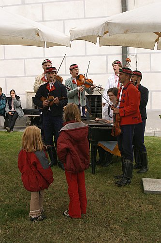 Otevření vinných sklepů na V. nádvoří zámku, Svatováclavské slavnosti 2004, foto: © Lubor Mrázek