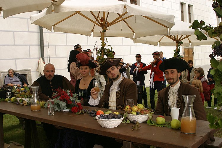 St.-Wenzels-Fest 2004 - Winzer- und Bierbrauerzug durch die Stadt, Foto: © Lubor Mrázek