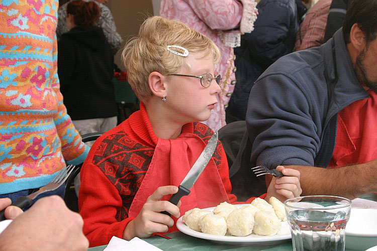 Knedlík cup – soutěž v pojídání švestkových knedlíků, Svatováclavské slavnosti 2004, foto: © Lubor Mrázek