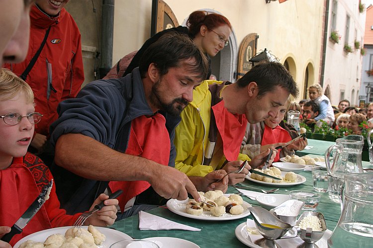 St.-Wenzels-Fest 2004 - Knödel-Cup – Wettkampf im Verzehren von Pflaumenknödeln, Foto: © Lubor Mrázek