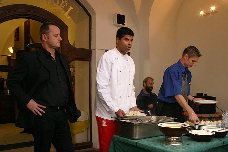 St.-Wenzels-Fest 2004 - Knödel-Cup – Wettkampf im Verzehren von Pflaumenknödeln, Foto: © Lubor Mrázek