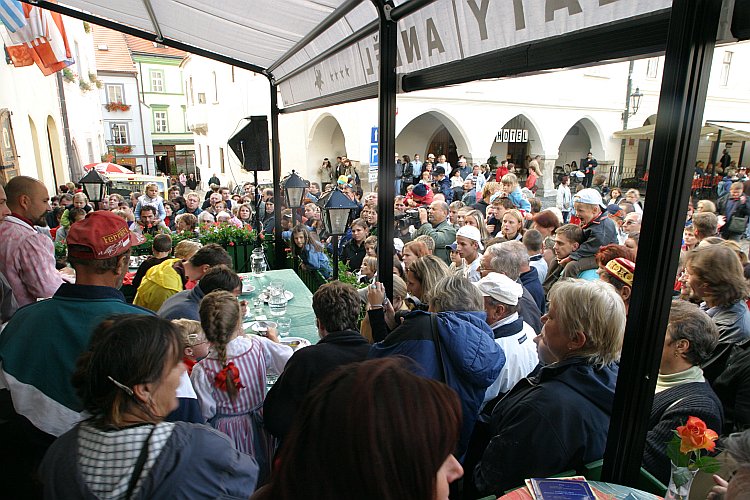 St.-Wenzels-Fest 2004 - Knödel-Cup – Wettkampf im Verzehren von Pflaumenknödeln, Foto: © Lubor Mrázek