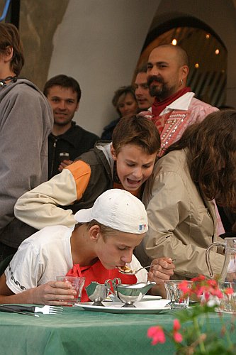 Knedlík cup – soutěž v pojídání švestkových knedlíků, Svatováclavské slavnosti 2004, foto: © Lubor Mrázek